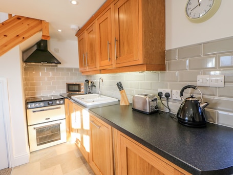 Cottage | Private kitchen | Fridge, microwave, stovetop, dishwasher