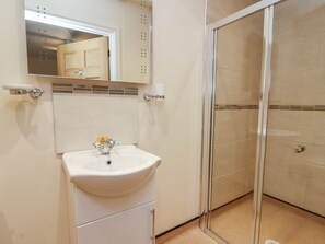 Cottage | Bathroom | Shower, hair dryer