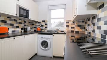 Cottage | Private kitchen | Oven, stovetop, dishwasher, highchair