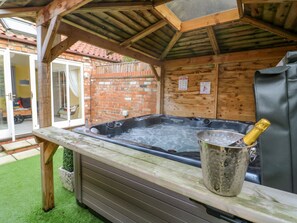 Cottage | Property grounds - The Old Wagon Shed (Beverley)