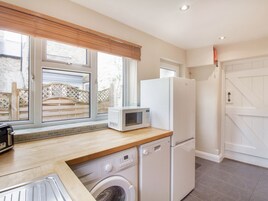 Cottage | Private kitchen | Dishwasher, high chair, cookware/dishes/utensils