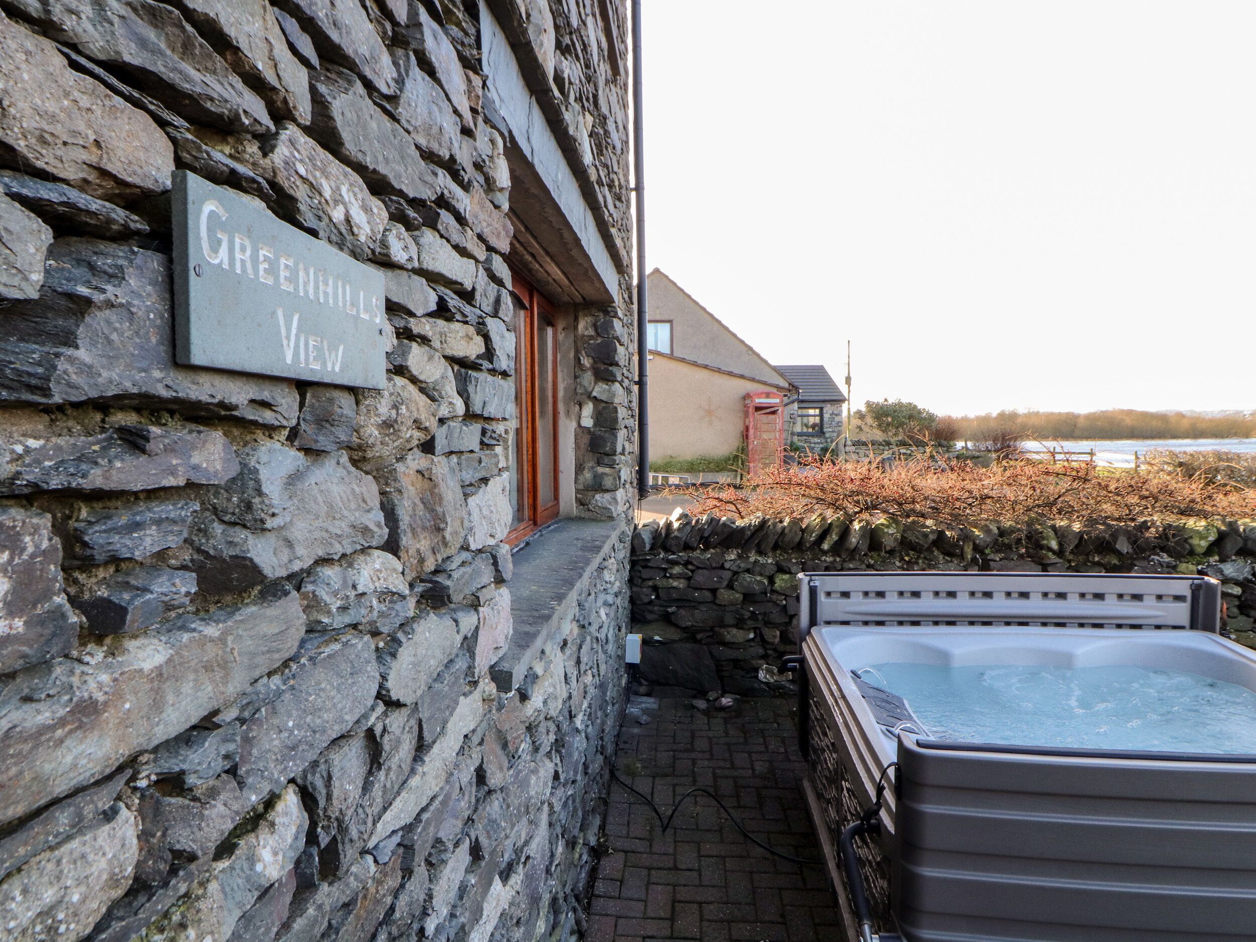 Cottage | Outdoor spa tub