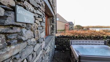 Cottage | Outdoor spa tub