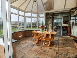 Cottage | Outdoor dining