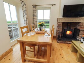Cottage | Dining