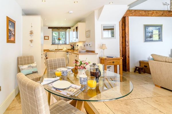 Cottage | Private kitchen | Microwave, stovetop, dishwasher, cookware/dishes/utensils