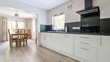 Cottage | Private kitchen | Dishwasher, cookware/dishes/utensils