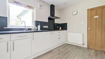 Cottage | Private kitchen | Dishwasher, cookware/dishes/utensils