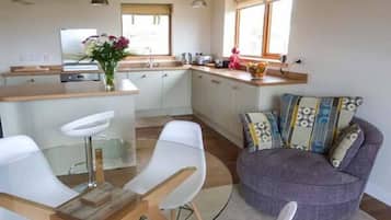 Cottage | Private kitchen | Dishwasher, cookware/dishes/utensils