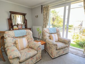 Cottage | Living area | TV, DVD player - Lamora (Cheddar)