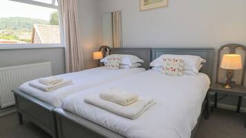 Cottage | 2 bedrooms, WiFi (free), individually decorated, individually furnished