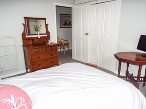 Cottage | Interior - Lamora (Cheddar)