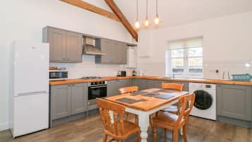 Cottage | Private kitchen | Electric kettle, toaster, high chair, cookware/dishes/utensils