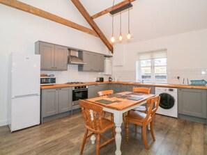 Cottage | Private kitchen | Electric kettle, toaster, highchair, cookware/dishes/utensils - Cefn Bryn Bach (Criccieth)