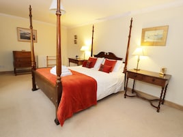 Cottage | 8 bedrooms, individually decorated, individually furnished, free WiFi
