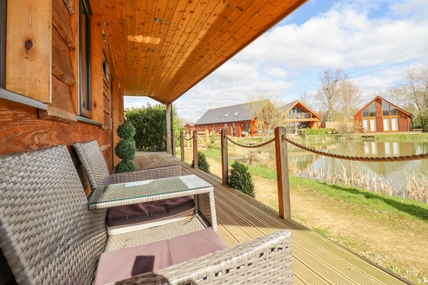 Cottage | Outdoor spa tub