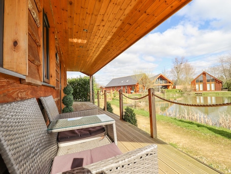 Cottage | Outdoor spa tub