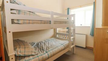 Cottage | 3 bedrooms, iron/ironing board, WiFi (free), individually decorated