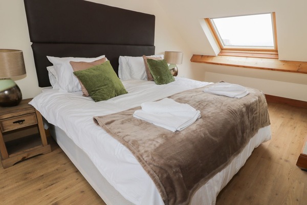 Cottage | 5 bedrooms, WiFi (free), individually decorated, individually furnished