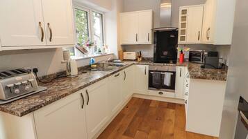 Cottage | Private kitchen | Fridge, microwave, stovetop, dishwasher