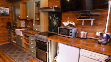 Cottage | Dapur pribadi | Lemari es, mesin pencuci piring, dan peralatan masak/sendok-piring