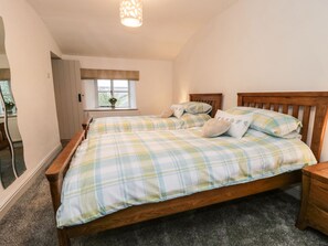 Cottage | 2 bedrooms, individually decorated, individually furnished, free WiFi