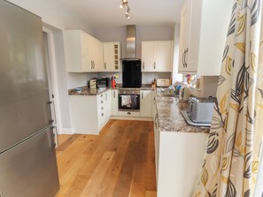 Cottage | Private kitchen | Fridge, microwave, stovetop, dishwasher - Glenside (Ambleside)