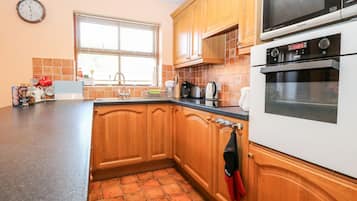 Cottage | Private kitchen | Dishwasher, high chair, cookware/dishes/utensils