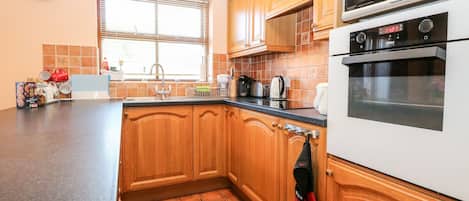 Cottage | Private kitchen | Dishwasher, highchair, cookware/dishes/utensils