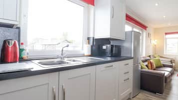 Microondas, placa de cocina, lavavajillas, silla alta para bebés