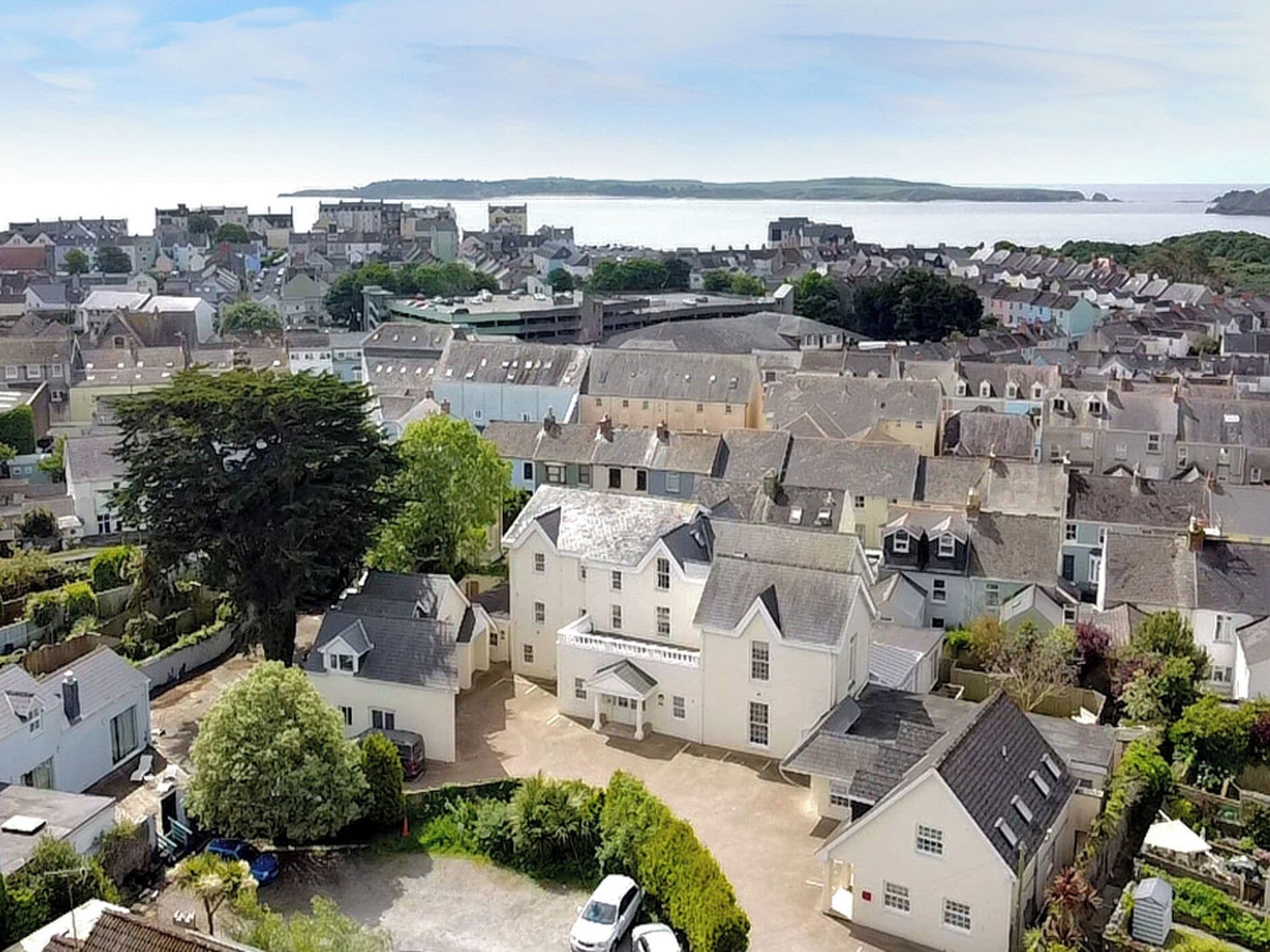 Une ville côtière où se côtoient des immeubles d’habitation et un imposant bâtiment blanc, reconnaissable à son enseigne.