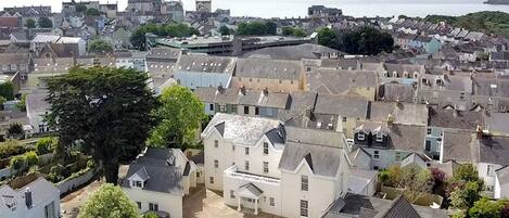 Une ville côtière où se côtoient des immeubles d’habitation et un imposant bâtiment blanc, reconnaissable à son enseigne.