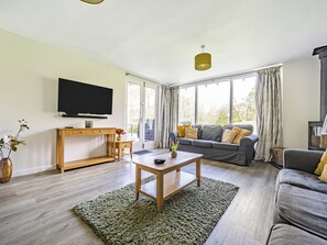 Cottage | Living area | TV