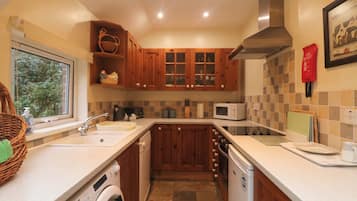 Cottage | Private kitchen | Fridge, microwave, stovetop, dishwasher