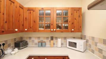 Cottage | Private kitchen | Fridge, microwave, stovetop, dishwasher