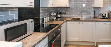 Cottage | Private kitchen | Fridge, dishwasher, electric kettle, toaster