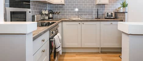 Cottage | Private kitchen | Fridge, dishwasher, electric kettle, toaster