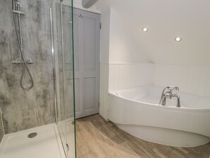 Cottage | Kamar mandi | Shower dan pengering rambut