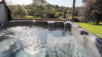Cottage | Outdoor spa tub