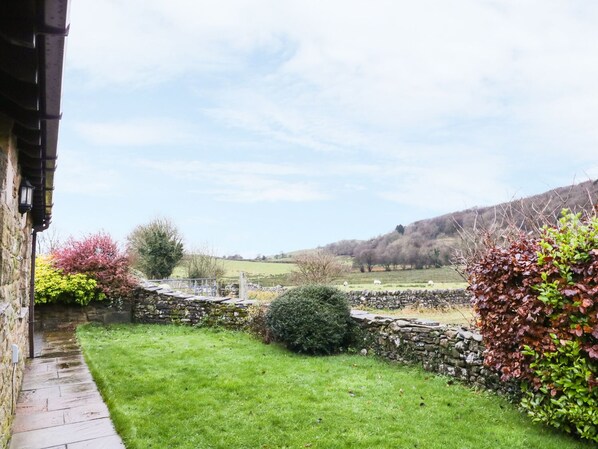 A stone wall, a grassy lawn, and a stone building with a window. - Hill Bank (Carnforth)