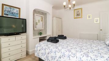 Cottage | 2 bedrooms, individually decorated, individually furnished, free WiFi