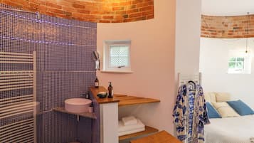 6 bedrooms, WiFi (free), individually decorated, individually furnished