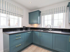 Cottage | Private kitchen | Fridge, microwave, stovetop, dishwasher