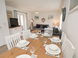 Cottage | Dining
