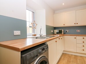 Cottage | Private kitchen | Stovetop, dishwasher, high chair, cookware/dishes/utensils - White Hillocks Farm House (Kirriemuir)