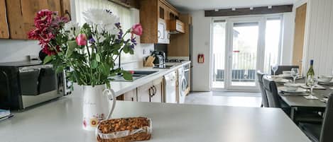 Cottage | Private kitchen | Dishwasher, cookware/dishes/utensils
