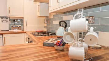 Stuga | Eget kök | Mikrovågsugn, spishäll, diskmaskin och barnstol