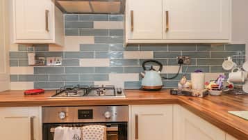 Cottage | Private kitchen | Microwave, stovetop, dishwasher, highchair