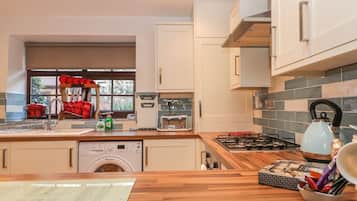 Cottage | Private kitchen | Microwave, stovetop, dishwasher, highchair
