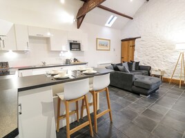 Cottage | Private kitchen | Fridge, microwave, stovetop, dishwasher